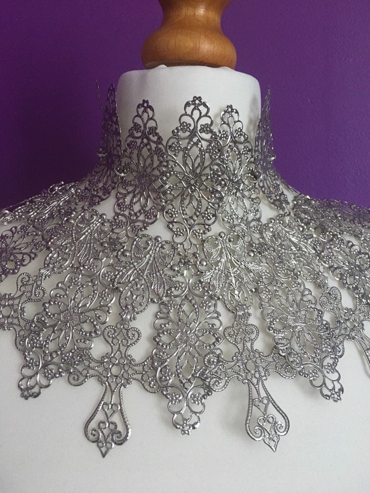 Collier Plastron Valkyrie – Armure de Cou Dentelle Métal Or ou Argent | Tokyo Stories