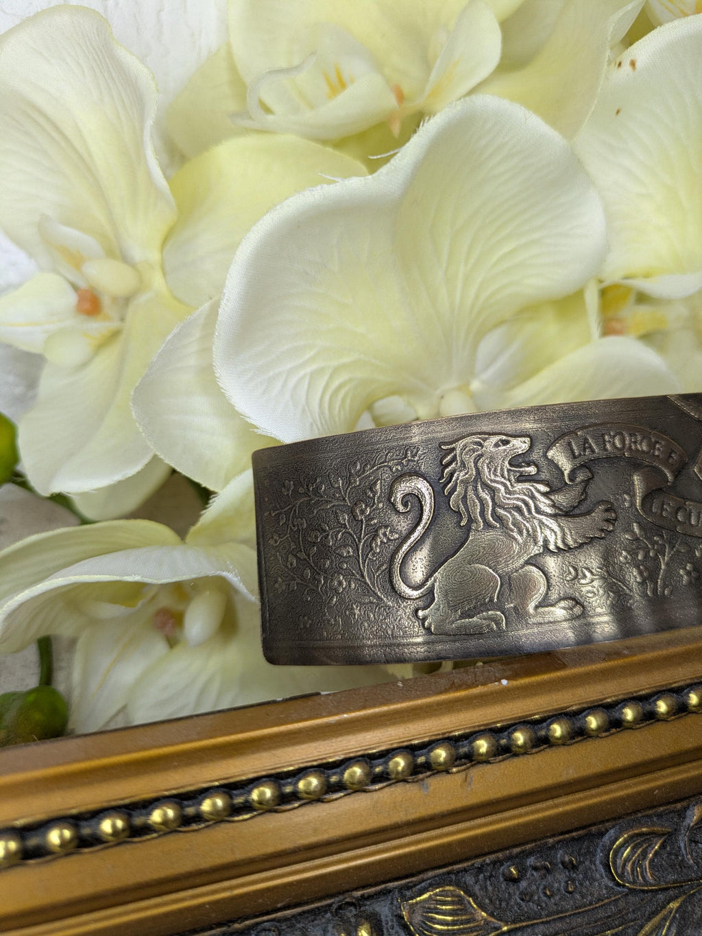 Bracelet La Force et le Cuer – Manchette Laiton Gravé Lion & Licorne Médiéval | Tokyo Stories