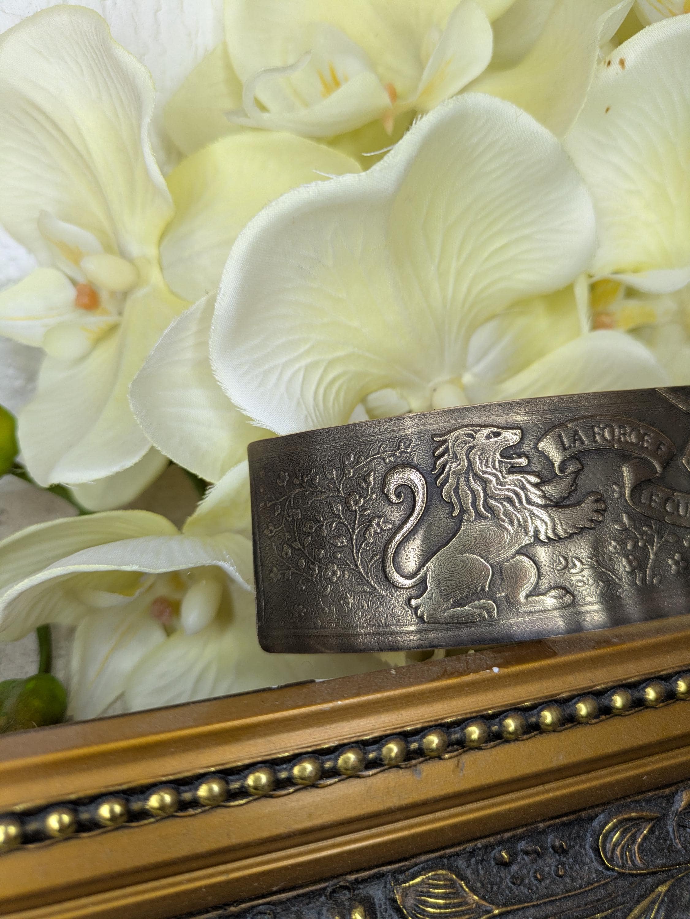 Bracelet La Force et le Cuer – Manchette Laiton Gravé Lion & Licorne Médiéval | Tokyo Stories