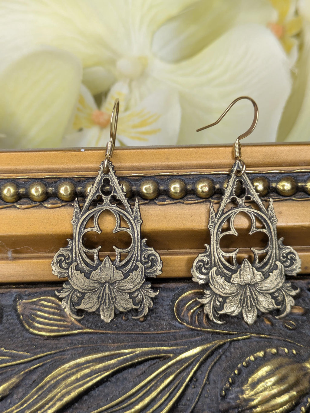 Boucles d'Oreilles Lys Sacré – Laiton Gravé Gothique Baroque | Tokyo Stories