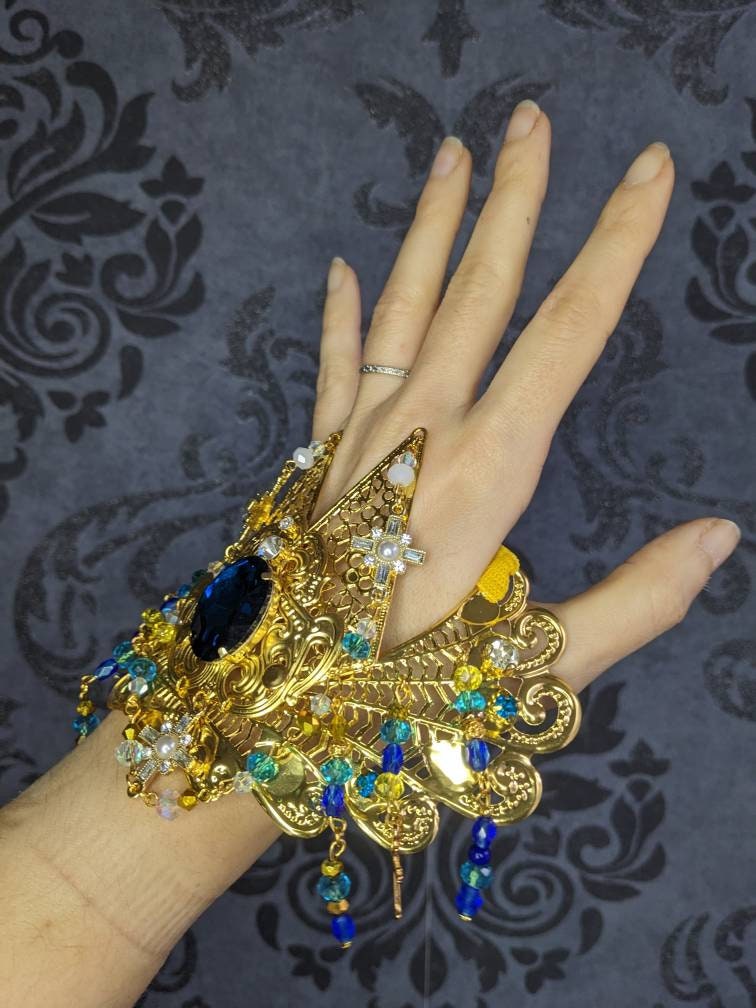 Parure Icône Sacrée – Bijou de Main & 5 Griffes Thème Vierge à l'Enfant | Tokyo Stories