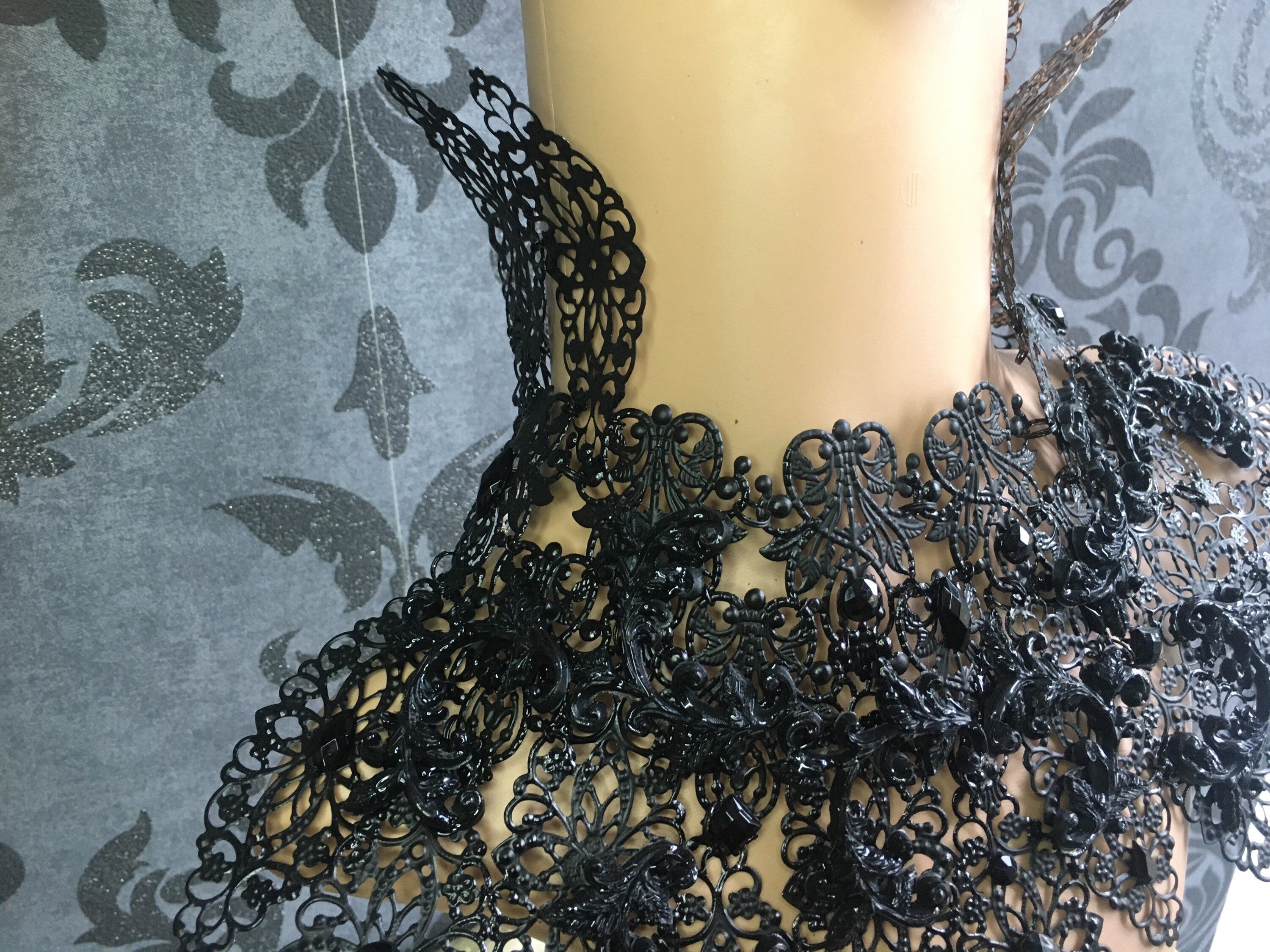 Collier Plastron Obsidienne Baroque – Armure Cou Métal Noir & Strass Pièce Unique | Tokyo Stories