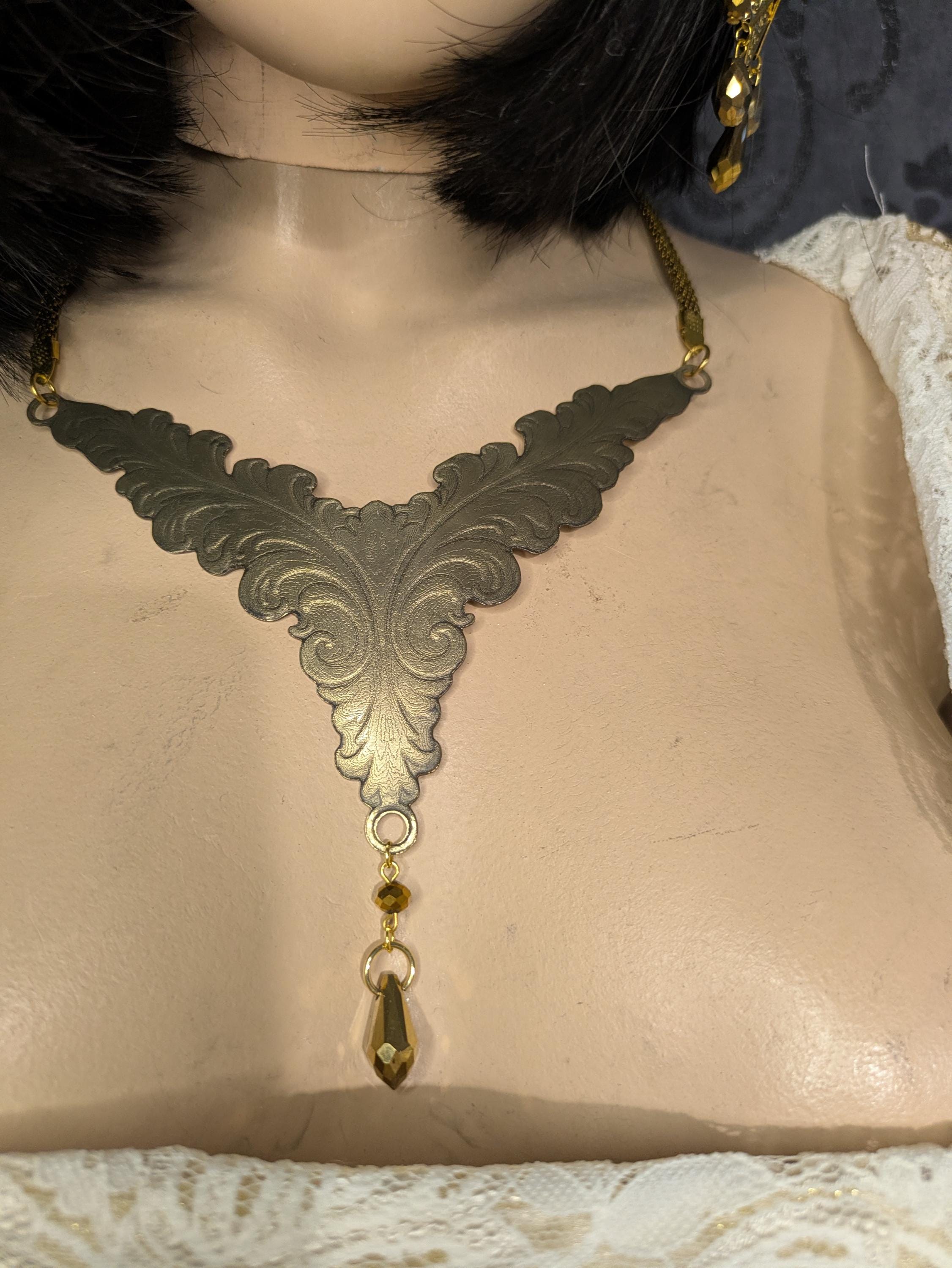 Collier Elfique Lór – Laiton Gravé & Goutte de Verre Bijou Fantasy Végétal | Tokyo Stories