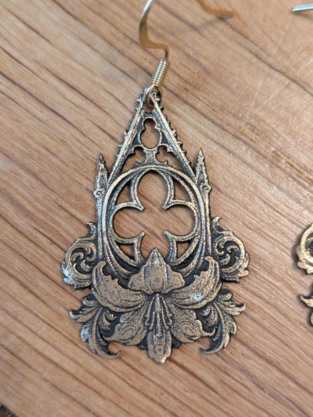Boucles d'Oreilles Lys Sacré – Laiton Gravé Gothique Baroque | Tokyo Stories