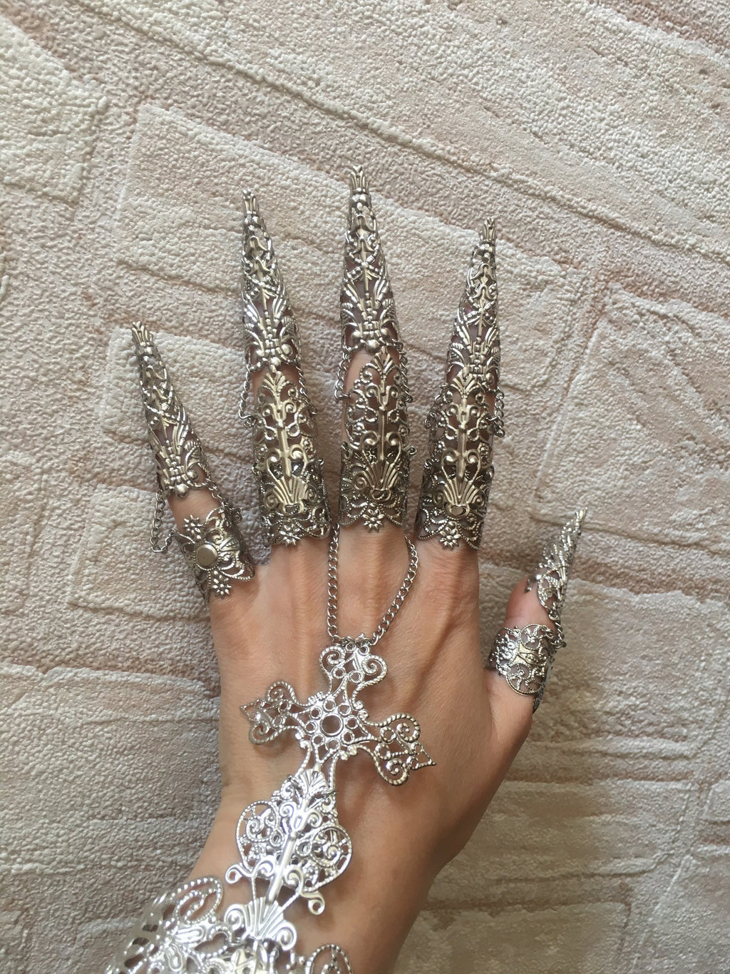Gantelet Sanctum Argent – Armure de Main Gothique & Griffes Articulées