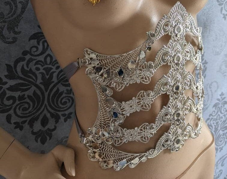Parure Armure Plumes & Métal – Épaulettes, Corset & Ceinture Unisexe | Tokyo Stories