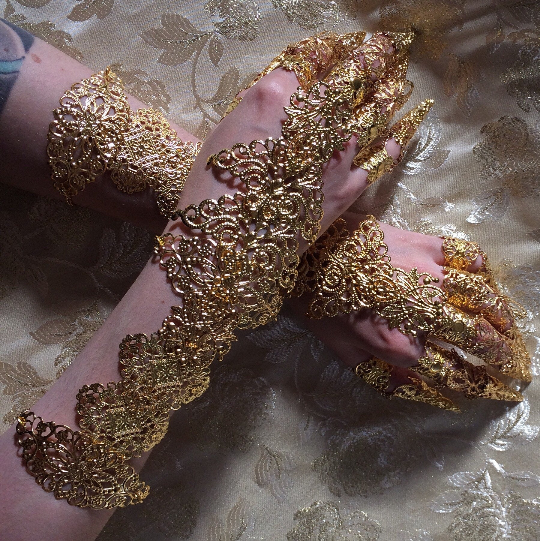 Parure Impériale – 10 Griffes & 2 Armures Avant-bras Métal Doré Lot Complet | Tokyo Stories