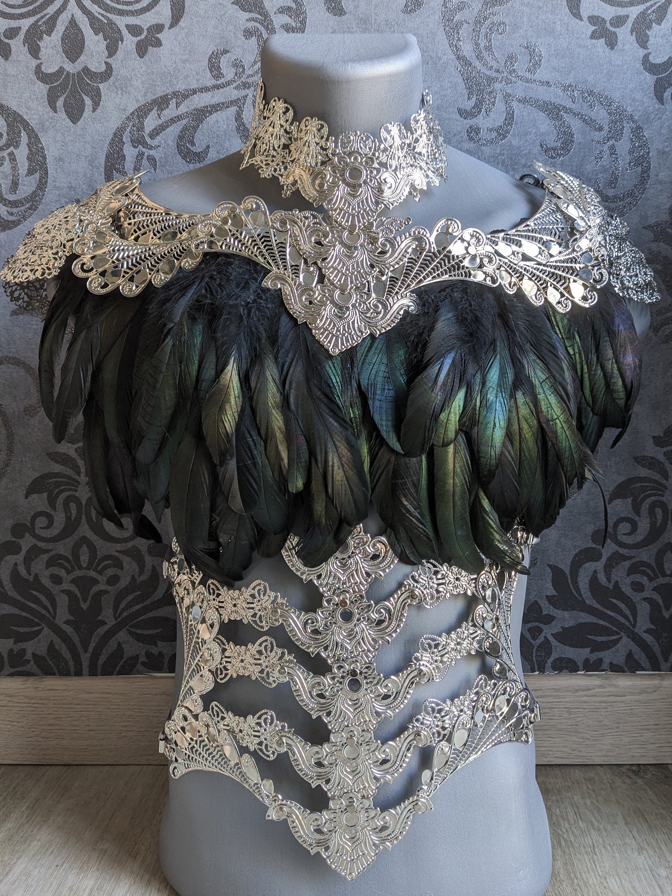 Parure Armure Plumes & Métal – Épaulettes, Corset & Ceinture Unisexe | Tokyo Stories