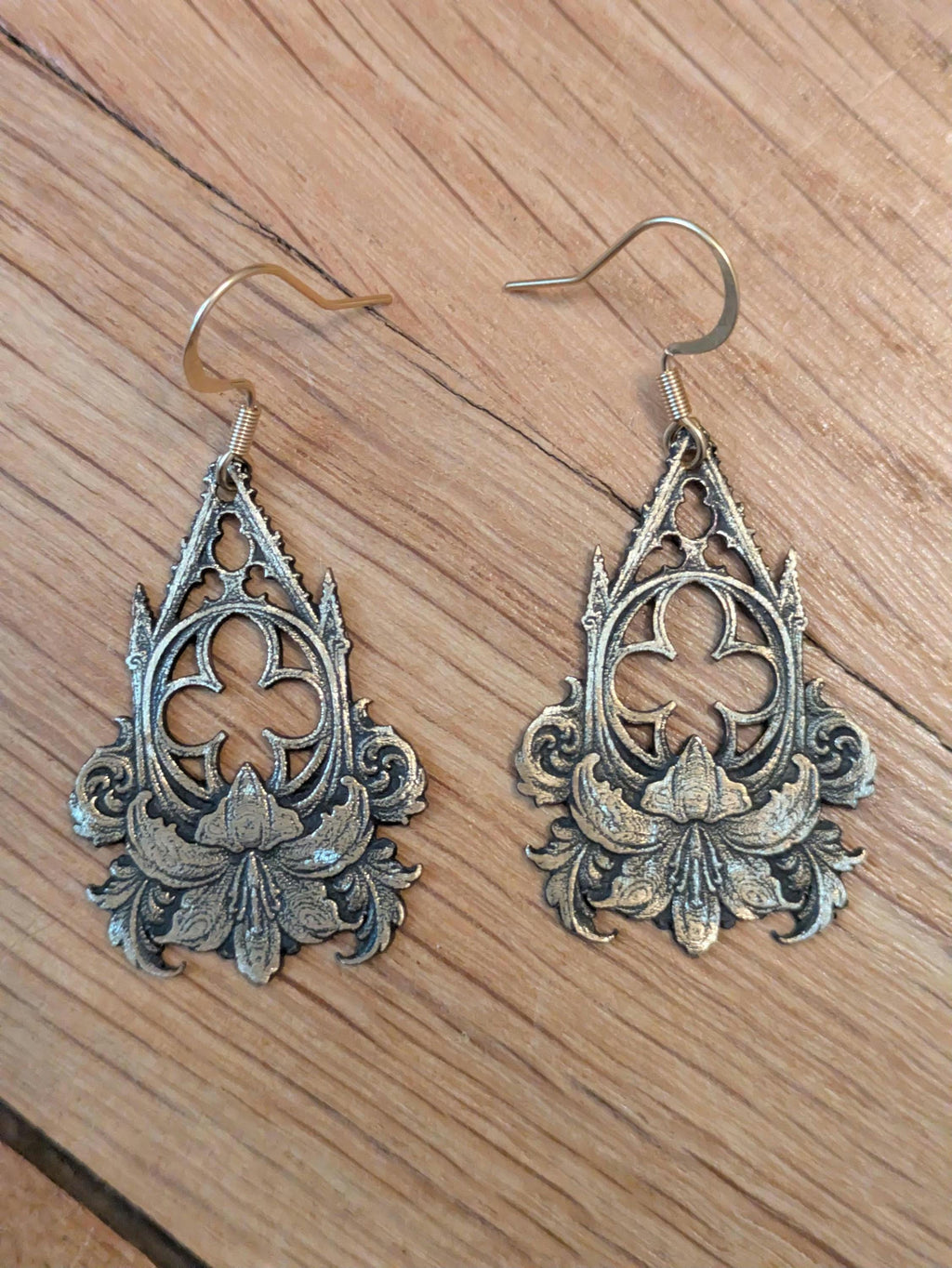 Boucles d'Oreilles Lys Sacré – Laiton Gravé Gothique Baroque | Tokyo Stories