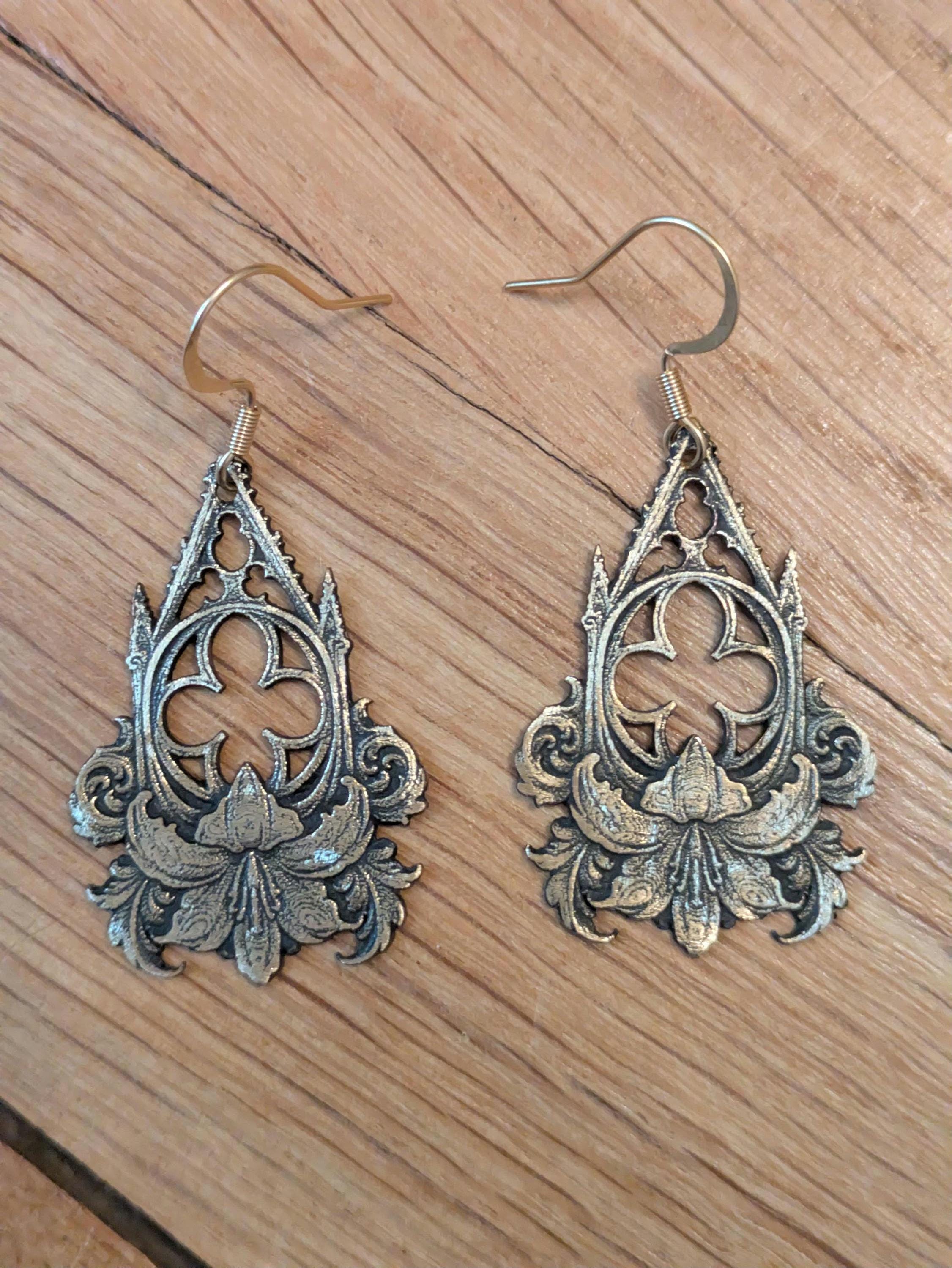Boucles d'Oreilles Lys Sacré – Laiton Gravé Gothique Baroque | Tokyo Stories