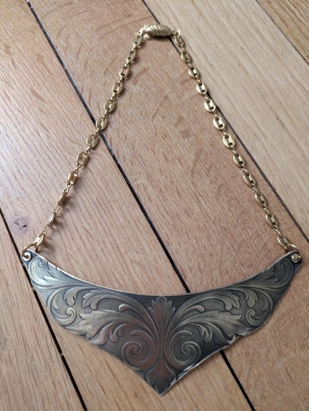 Collier Murmure Ancien – Pendentif Laiton Gravé Médiéval Artisanal | Tokyo Stories