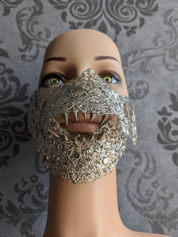 Masque Articulé Gueule de Loup – Armure Bas de Visage Métal Argenté Pièce Unique | Tokyo Stories