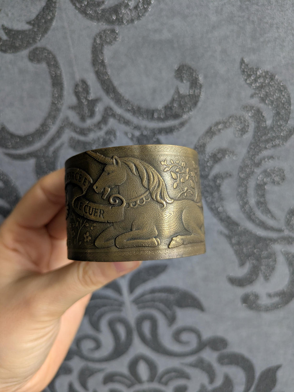 Bracelet La Force et le Cuer – Manchette Laiton Gravé Lion & Licorne Médiéval | Tokyo Stories