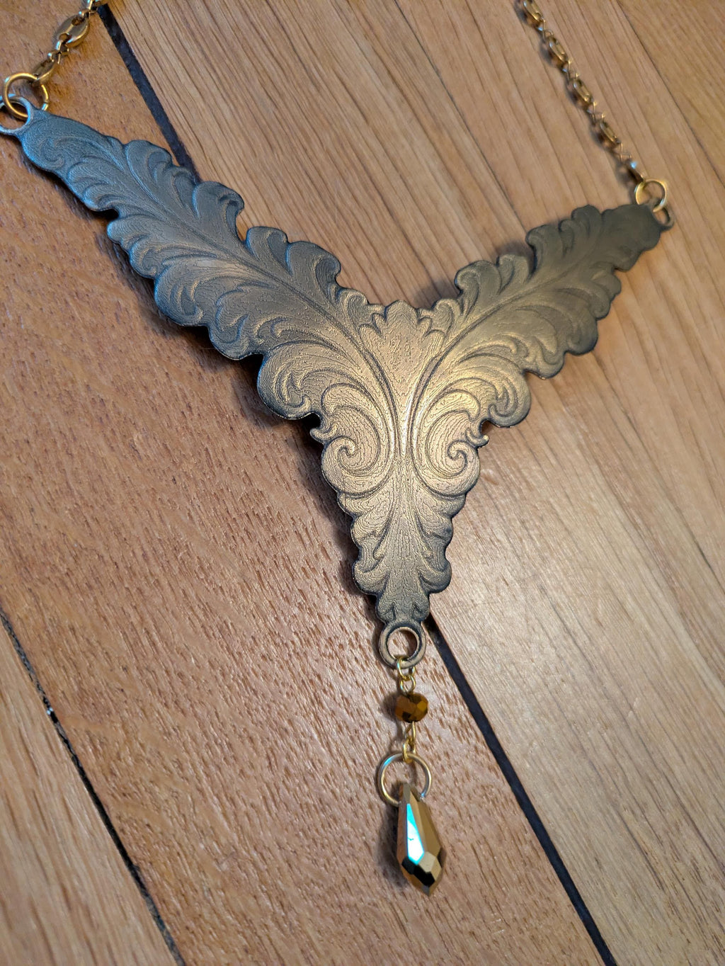 Collier Elfique Lór – Laiton Gravé & Goutte de Verre Bijou Fantasy Végétal | Tokyo Stories
