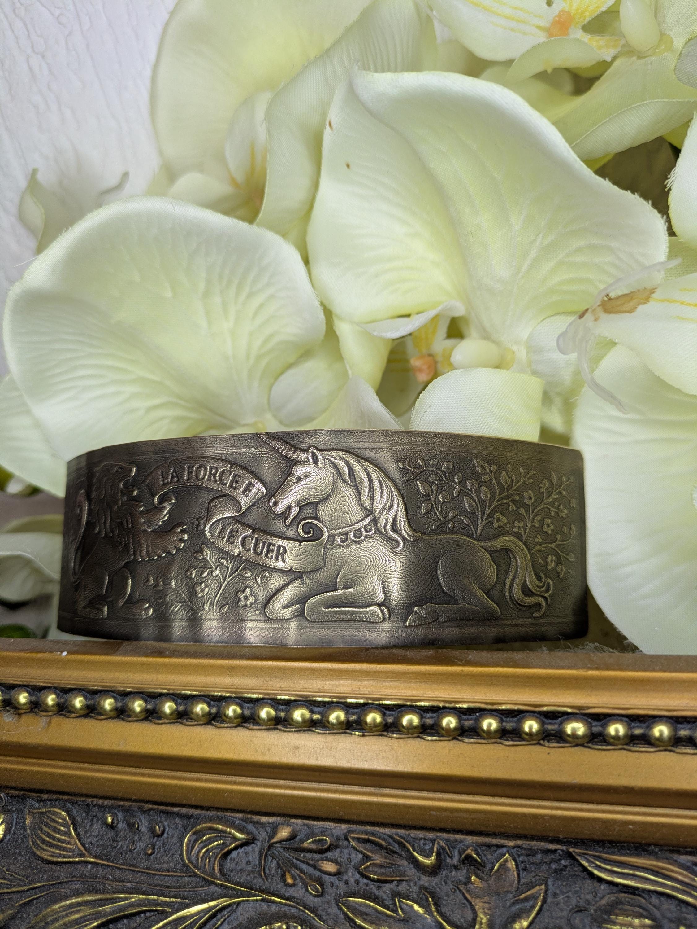Bracelet La Force et le Cuer – Manchette Laiton Gravé Lion & Licorne Médiéval | Tokyo Stories