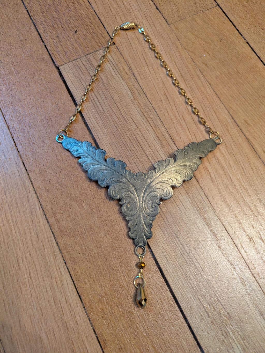 Collier Elfique Lór – Laiton Gravé & Goutte de Verre Bijou Fantasy Végétal | Tokyo Stories