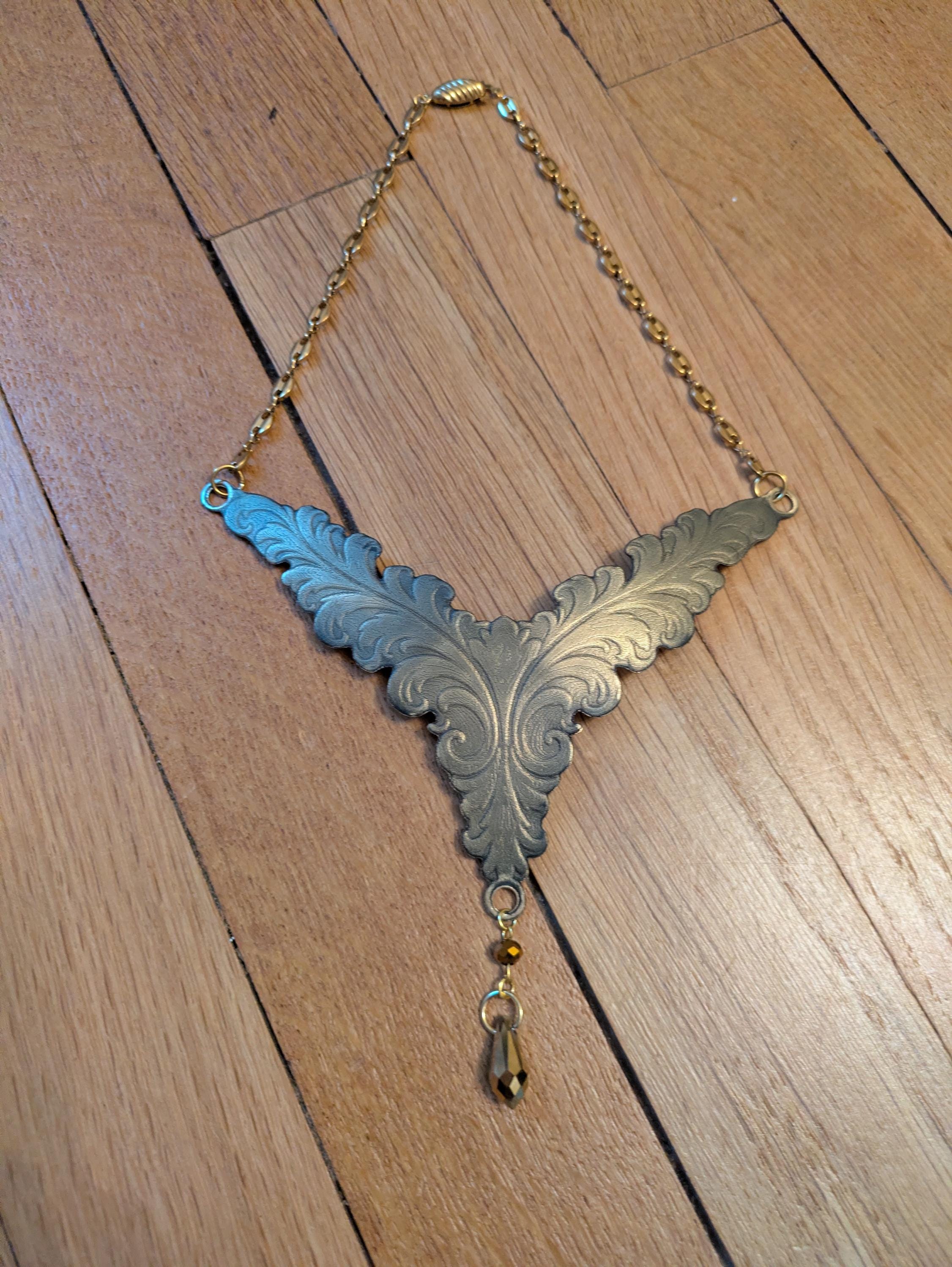Collier Elfique Lór – Laiton Gravé & Goutte de Verre Bijou Fantasy Végétal | Tokyo Stories