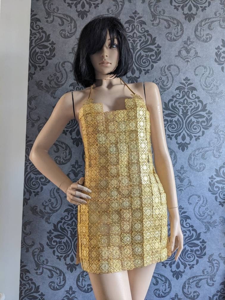 Robe Métal Doré Iconic – 258 Pièces Articulées Haute Couture Pièce Unique | Tokyo Stories