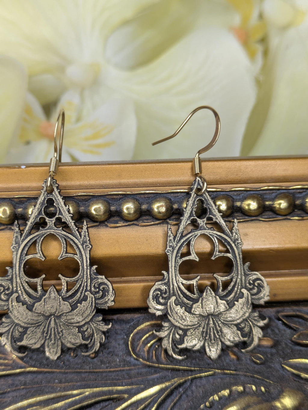 Boucles d'Oreilles Lys Sacré – Laiton Gravé Gothique Baroque | Tokyo Stories