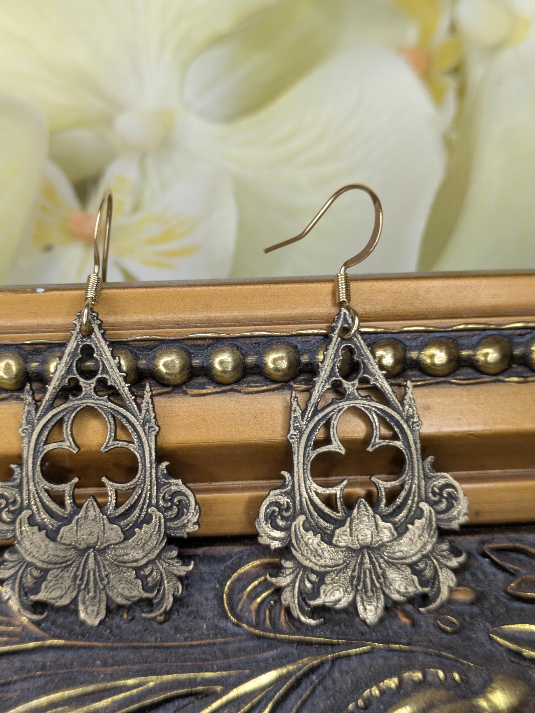 Boucles d'Oreilles Lys Sacré – Laiton Gravé Gothique Baroque | Tokyo Stories