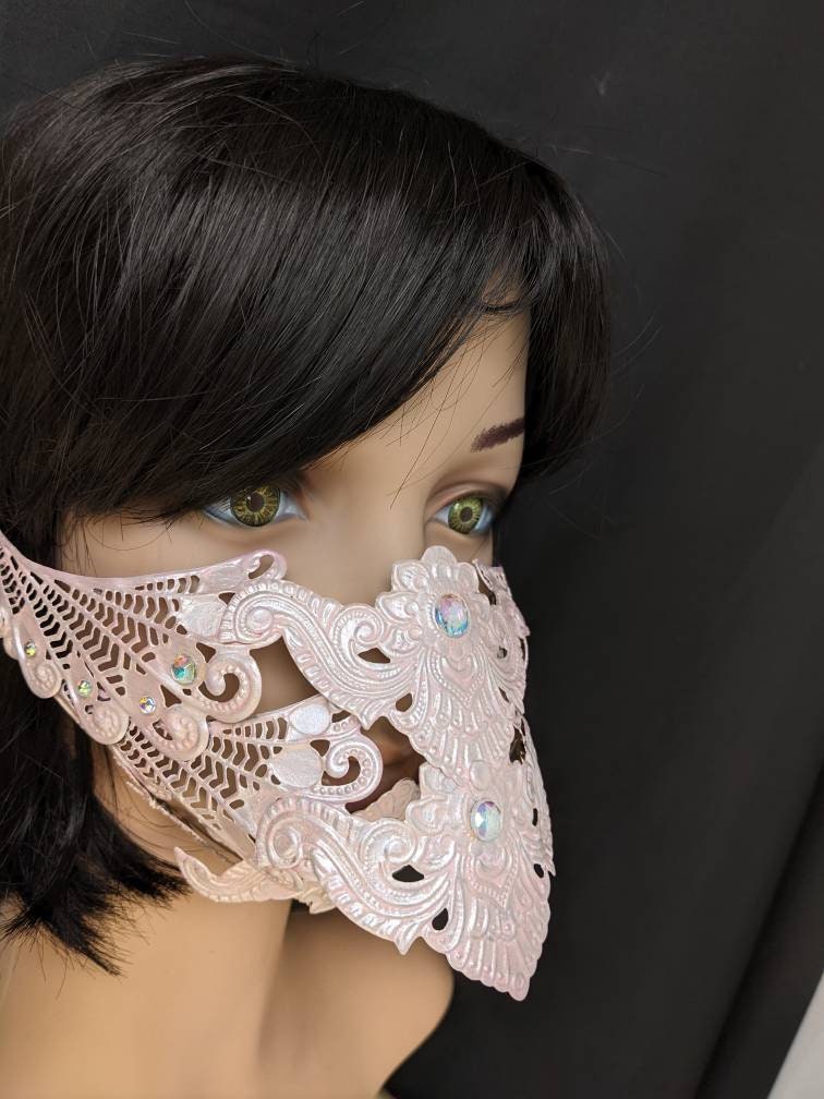 Masque Bec Articulé Pink Pearl – Costume Oiseau Cyberpunk Rose Pastel | Tokyo Stories