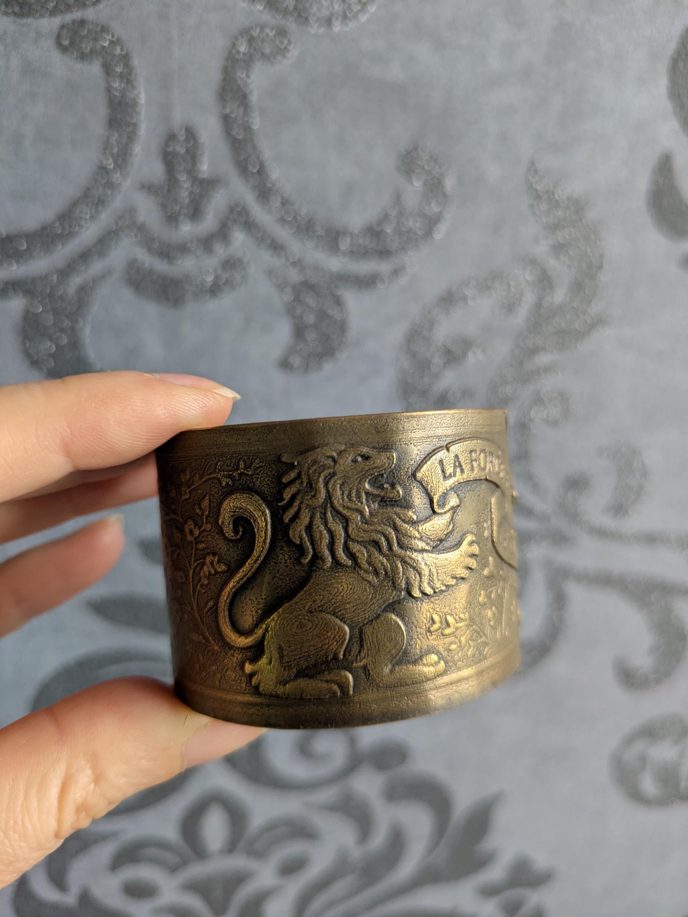 Bracelet La Force et le Cuer – Manchette Laiton Gravé Lion & Licorne Médiéval | Tokyo Stories