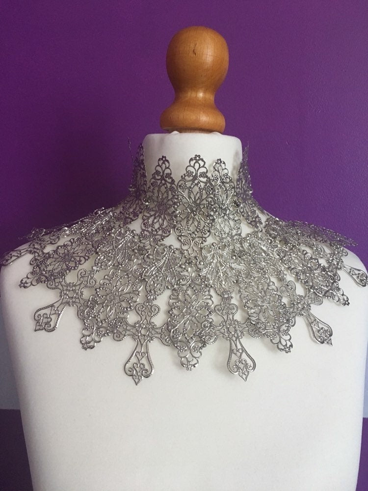 Collier Plastron Valkyrie – Armure de Cou Dentelle Métal Or ou Argent | Tokyo Stories