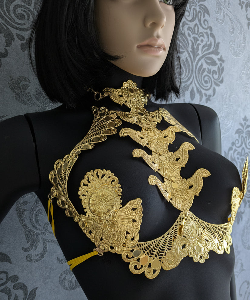 Top Armure Harnais Doré – Dentelle Métal Pièce Unique | Tokyo Stories