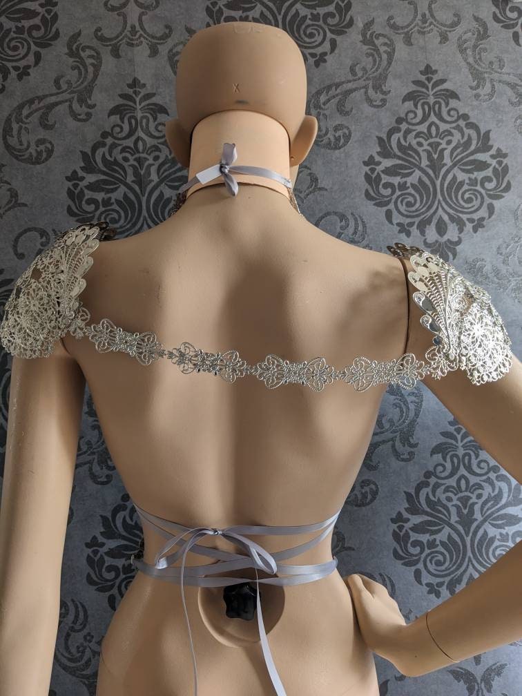 Parure Armure Plumes & Métal – Épaulettes, Corset & Ceinture Unisexe | Tokyo Stories