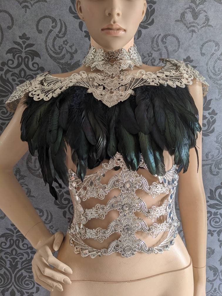 Parure Armure Plumes & Métal – Épaulettes, Corset & Ceinture Unisexe | Tokyo Stories