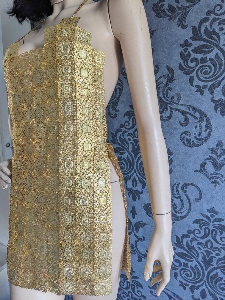 Robe Métal Doré Iconic – 258 Pièces Articulées Haute Couture Pièce Unique | Tokyo Stories