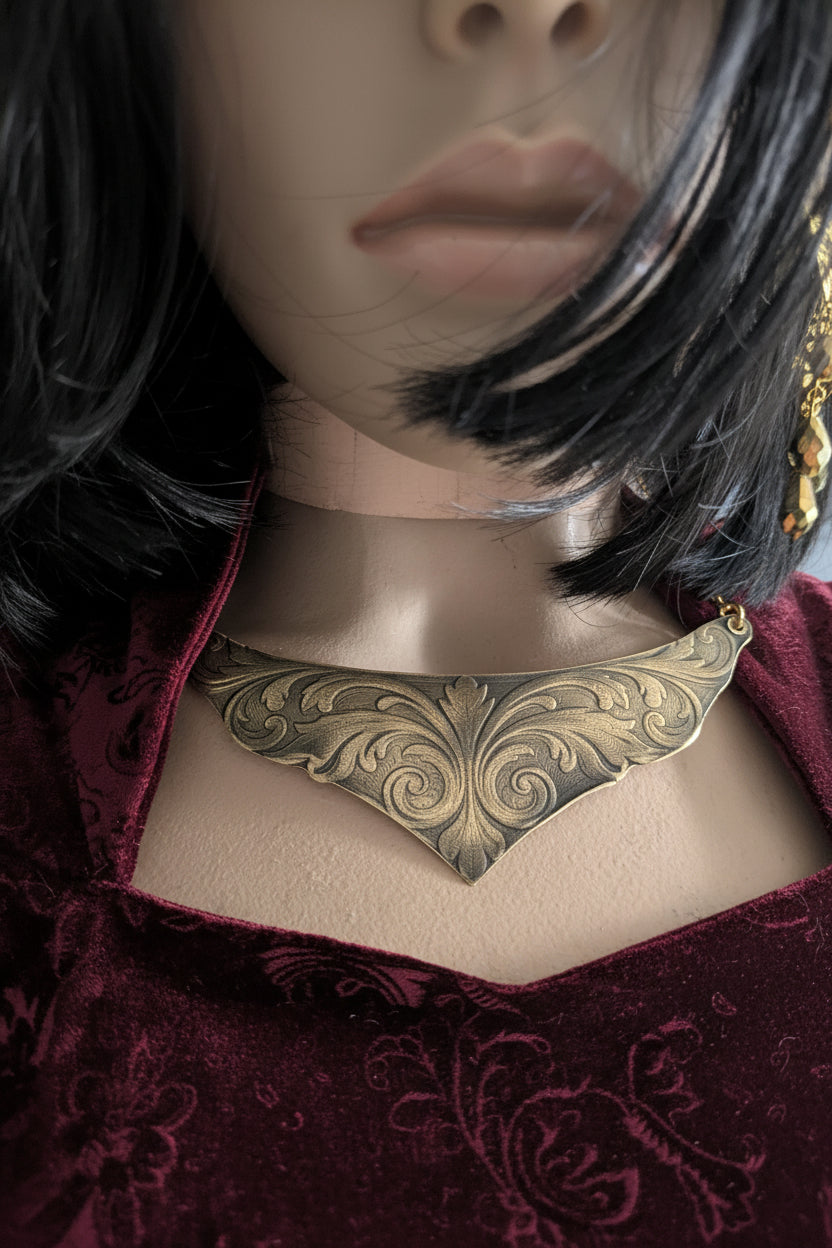 Collier Murmure Ancien – Pendentif Laiton Gravé Médiéval Artisanal | Tokyo Stories