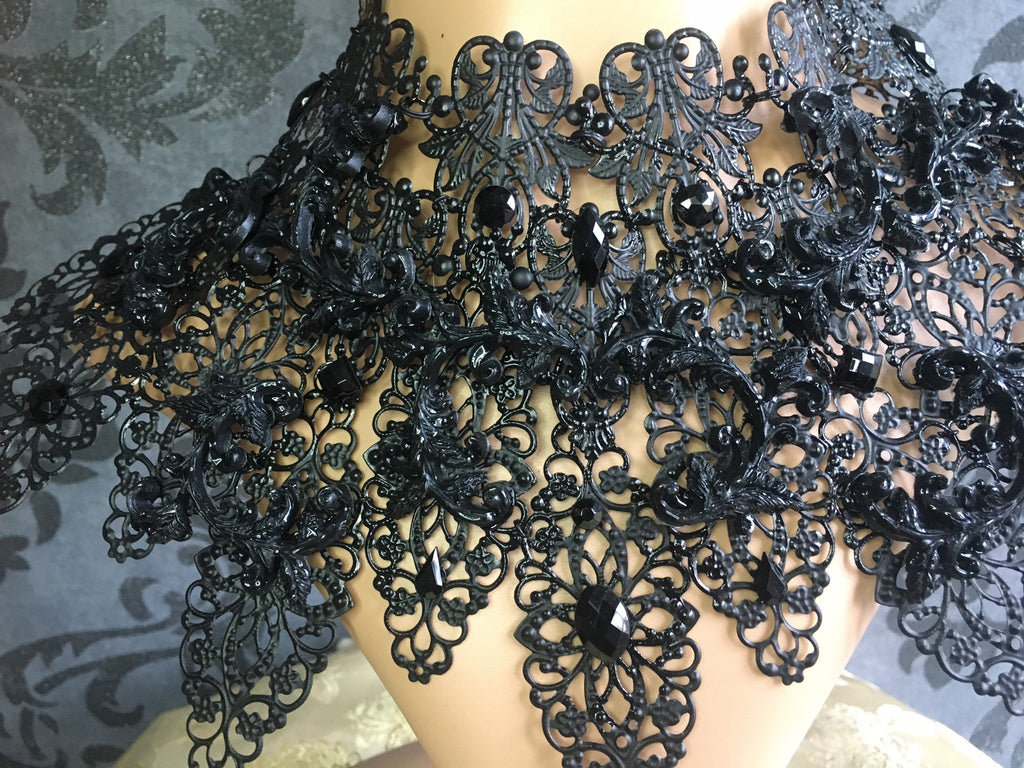 Collier Plastron Obsidienne Baroque – Armure Cou Métal Noir & Strass Pièce Unique | Tokyo Stories