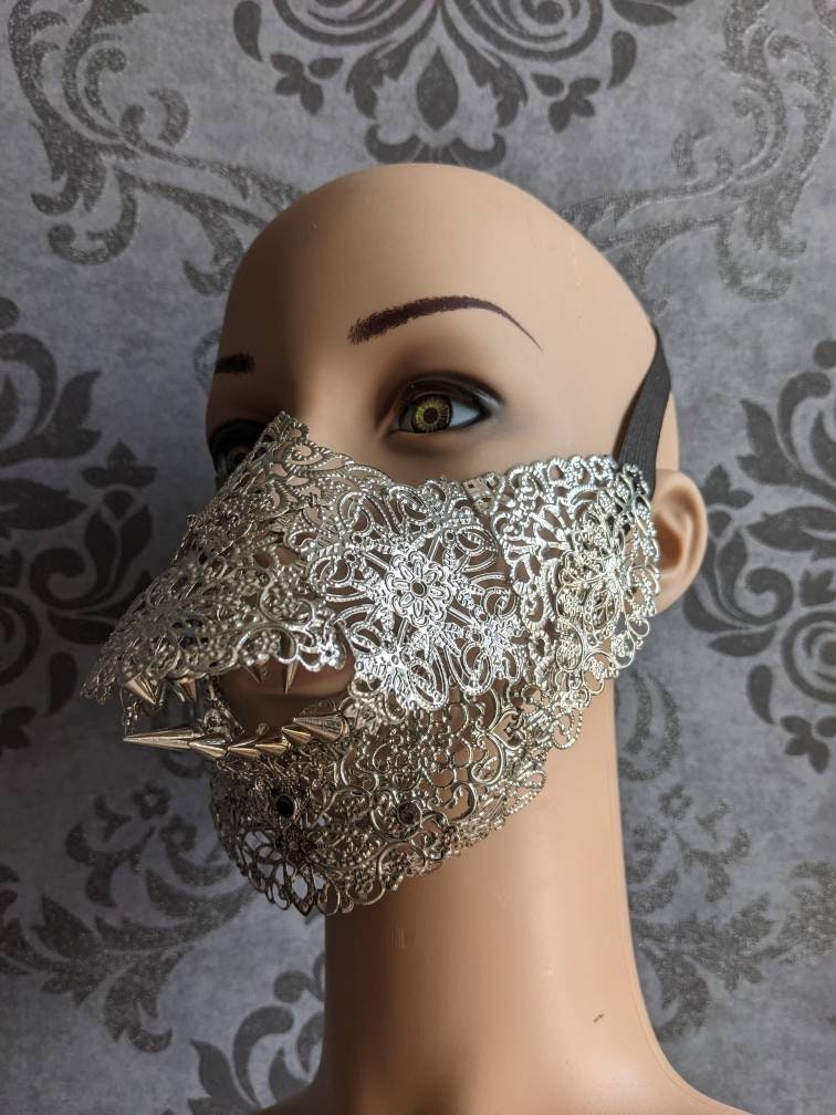 Masque Articulé Gueule de Loup – Armure Bas de Visage Métal Argenté Pièce Unique | Tokyo Stories