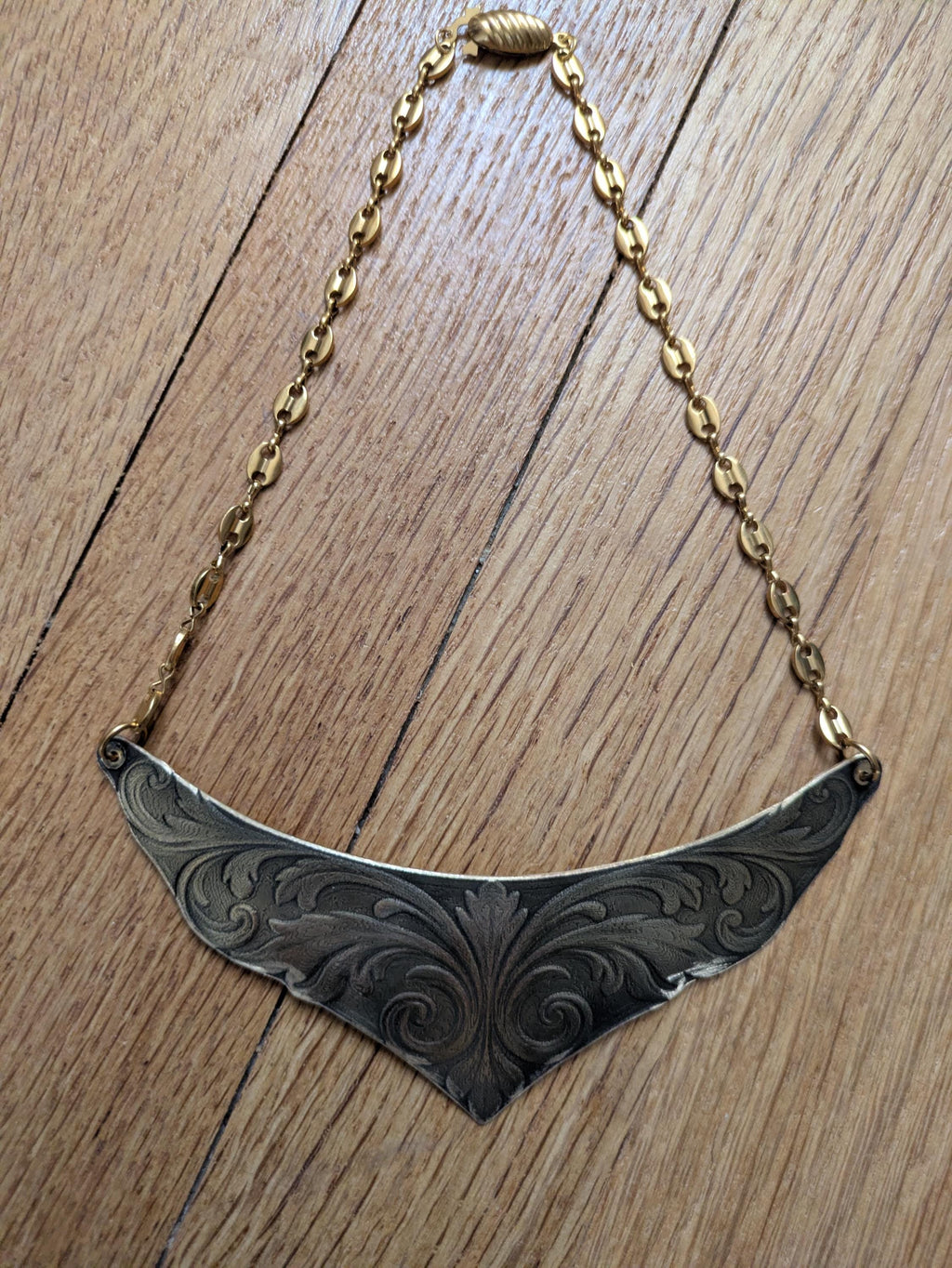 Collier Murmure Ancien – Pendentif Laiton Gravé Médiéval Artisanal | Tokyo Stories