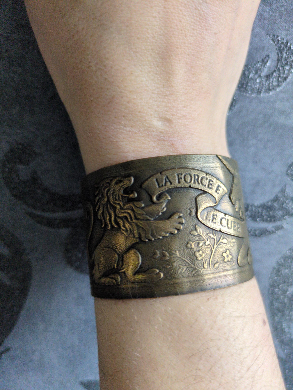 Bracelet La Force et le Cuer – Manchette Laiton Gravé Lion & Licorne Médiéval | Tokyo Stories