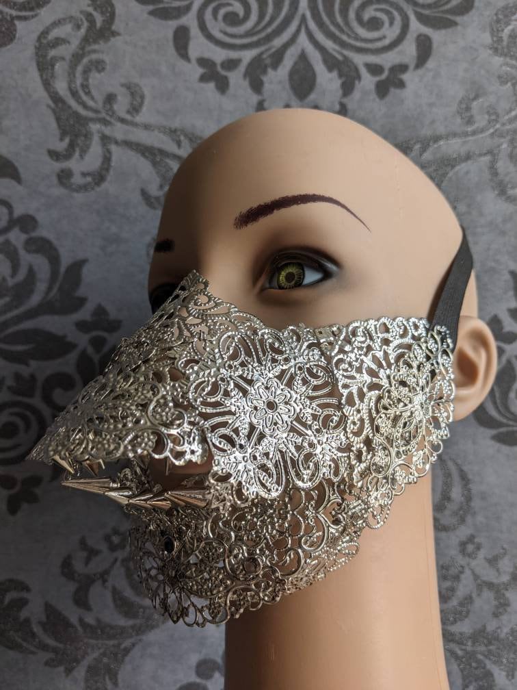 Masque Articulé Gueule de Loup – Armure Bas de Visage Métal Argenté Pièce Unique | Tokyo Stories