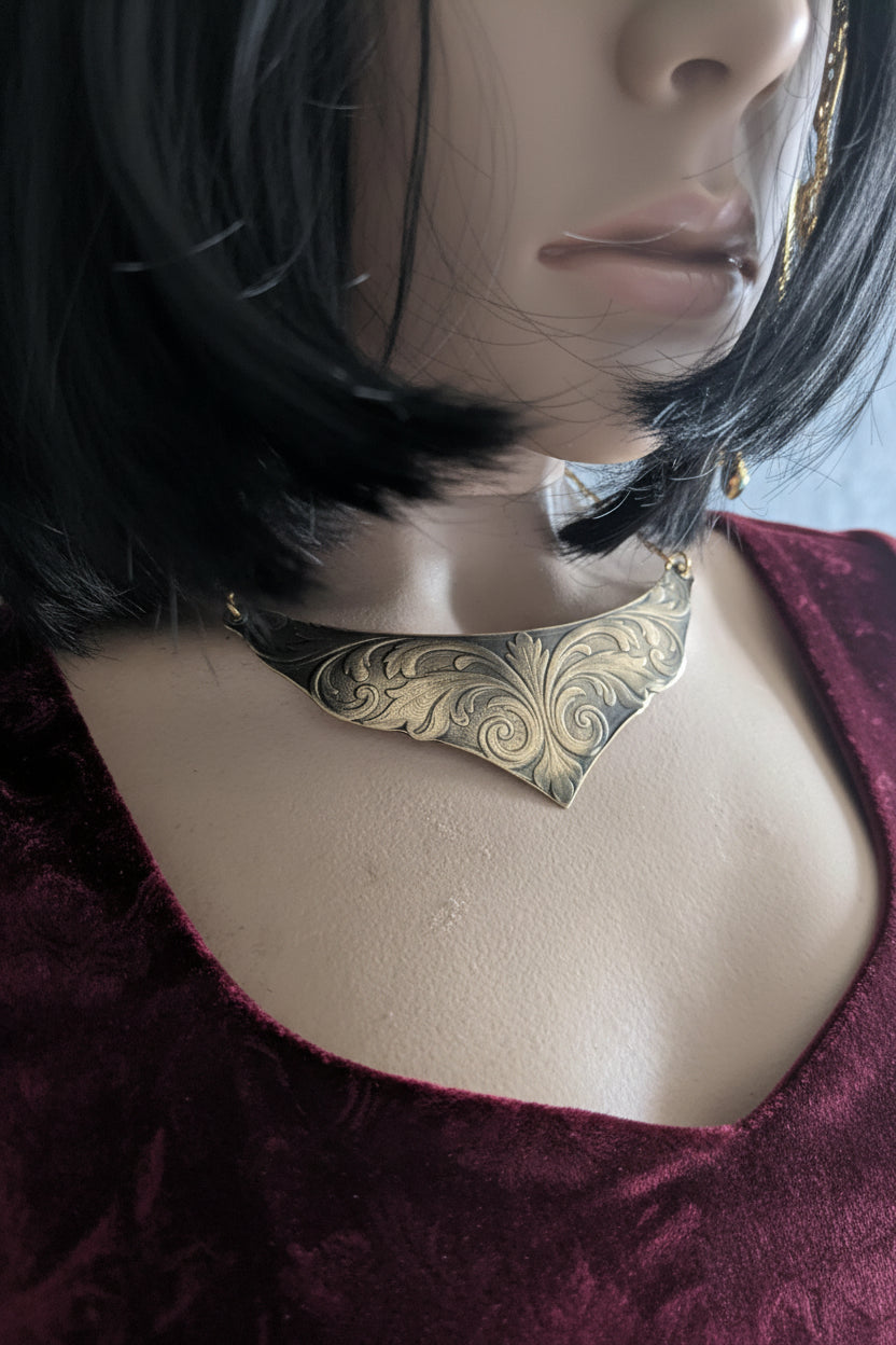 Collier médiéval– Pendentif Laiton Gravé Médiéval Artisanal | Tokyo Stories