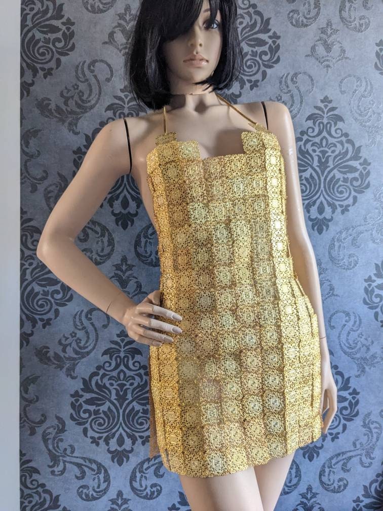 Robe Métal Doré Iconic – 258 Pièces Articulées Haute Couture Pièce Unique | Tokyo Stories