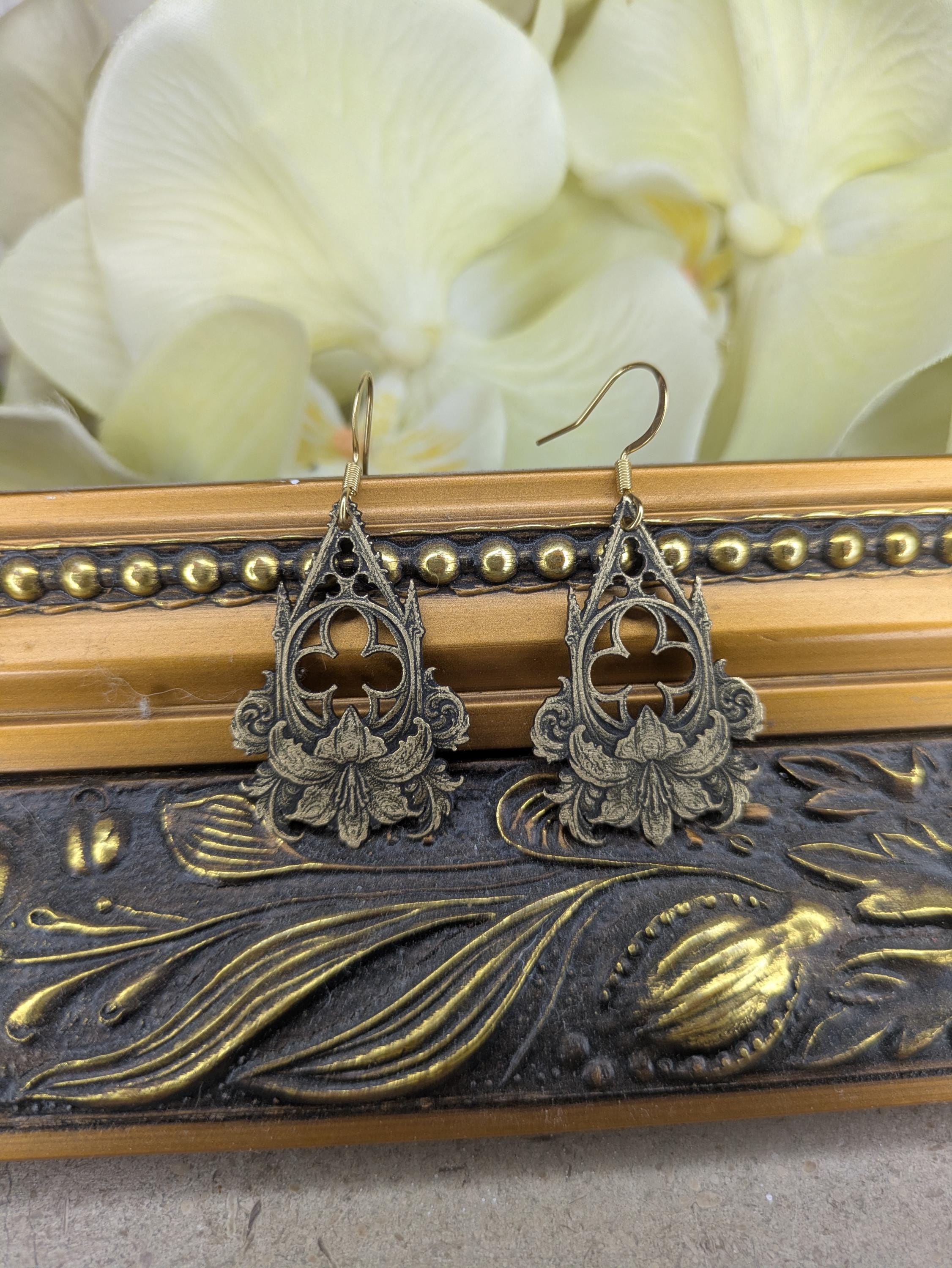 Boucles d'Oreilles Lys Sacré – Laiton Gravé Gothique Baroque | Tokyo Stories