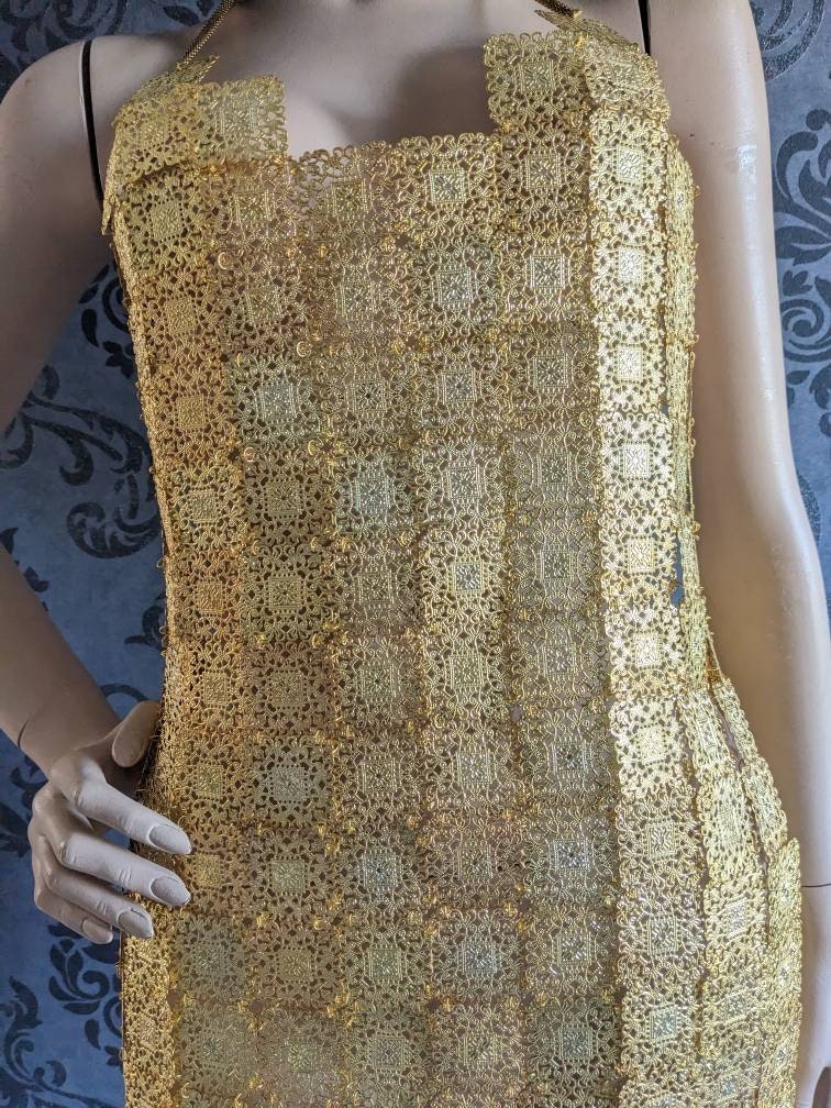 Robe Métal Doré Iconic – 258 Pièces Articulées Haute Couture Pièce Unique | Tokyo Stories