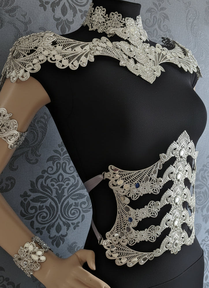 Gorget & Épaulettes Dentelle d'Argent – Armure Cou & Épaules Métal Argenté | Tokyo Stories