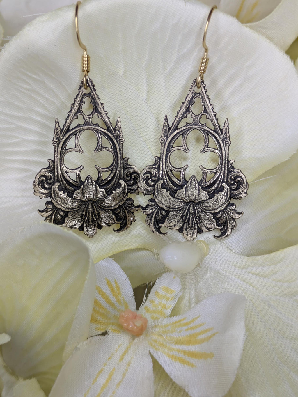 Boucles d'Oreilles Lys Sacré – Laiton Gravé Gothique Baroque | Tokyo Stories