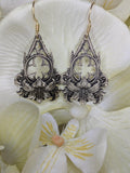 Boucles d'Oreilles Lys Sacré – Laiton Gravé Gothique Baroque | Tokyo Stories