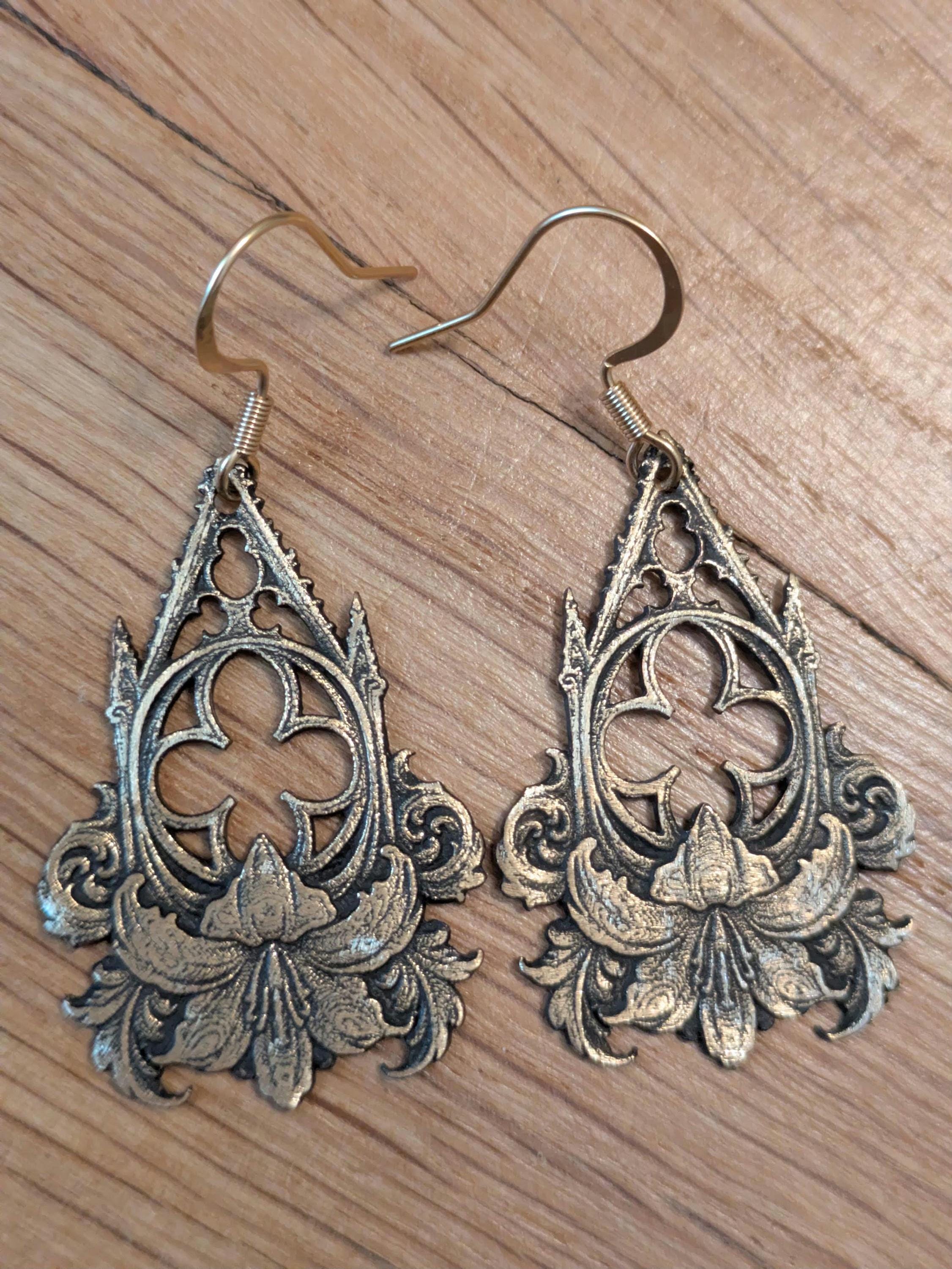 Boucles d'Oreilles Lys Sacré – Laiton Gravé Gothique Baroque | Tokyo Stories