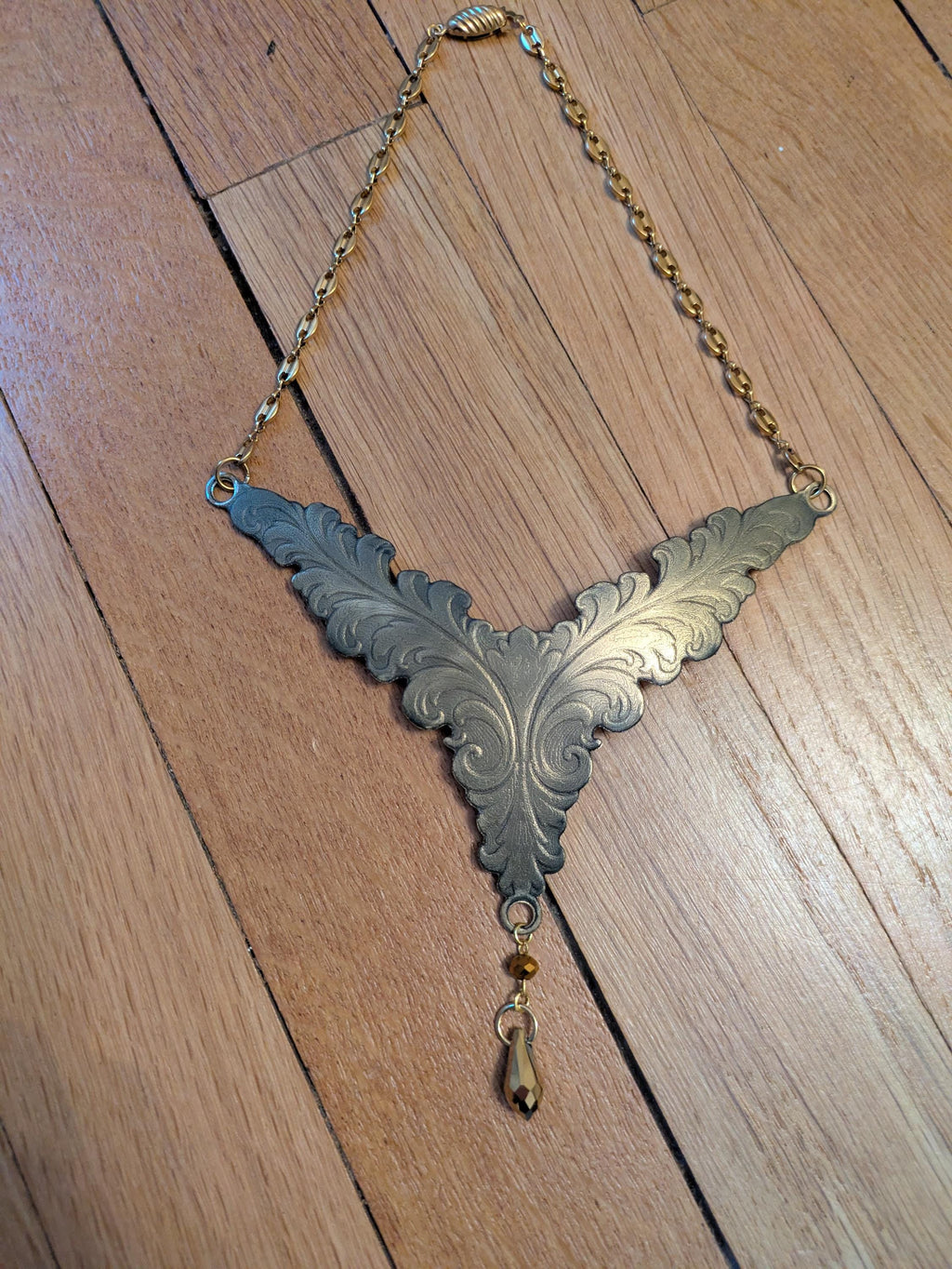 Collier Elfique Lór – Laiton Gravé & Goutte de Verre Bijou Fantasy Végétal | Tokyo Stories