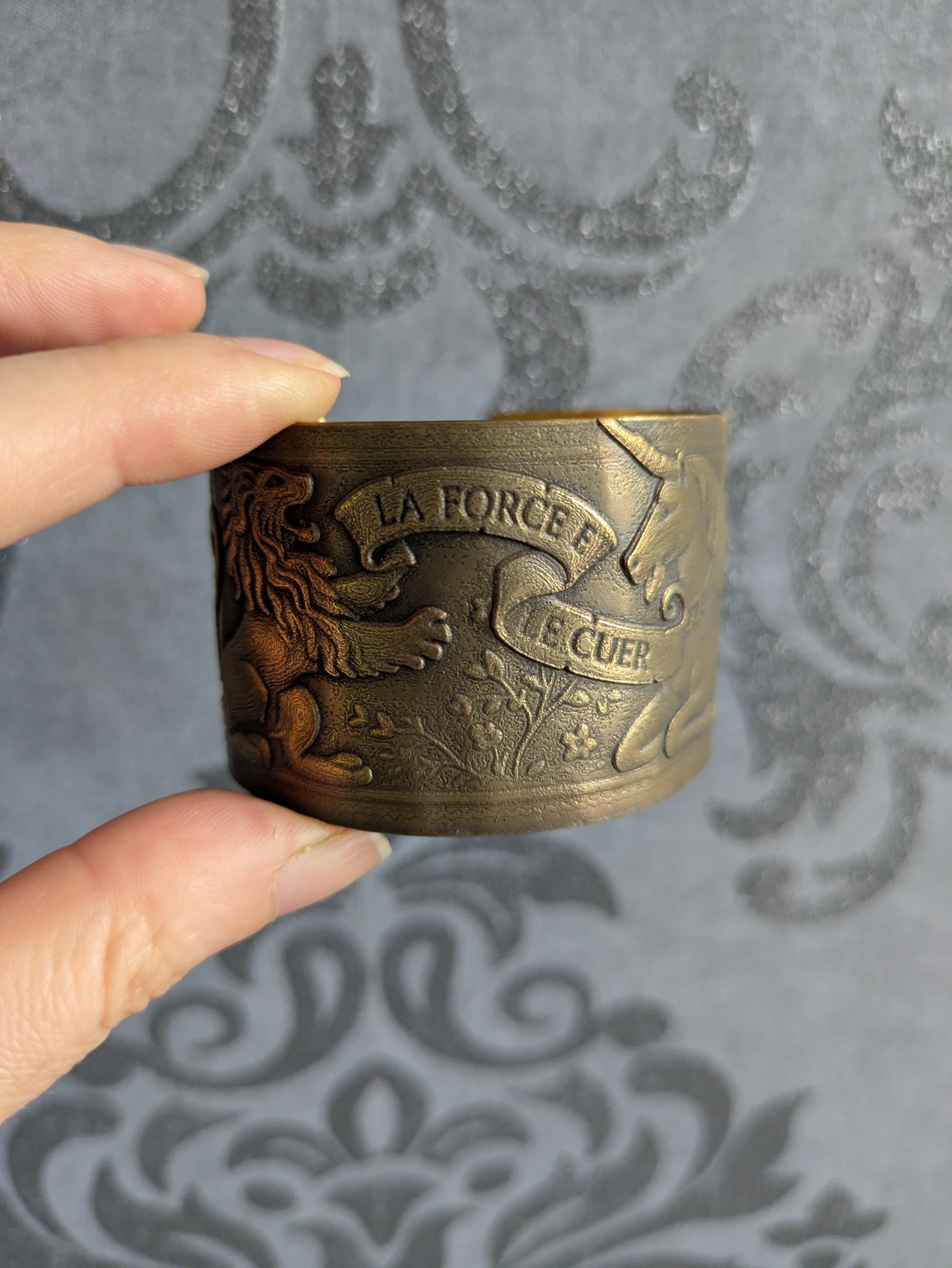 Bracelet La Force et le Cuer – Manchette Laiton Gravé Lion & Licorne Médiéval | Tokyo Stories