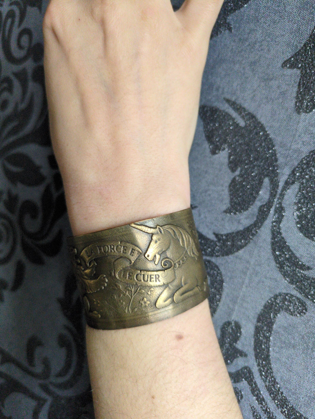 Bracelet La Force et le Cuer – Manchette Laiton Gravé Lion & Licorne Médiéval | Tokyo Stories