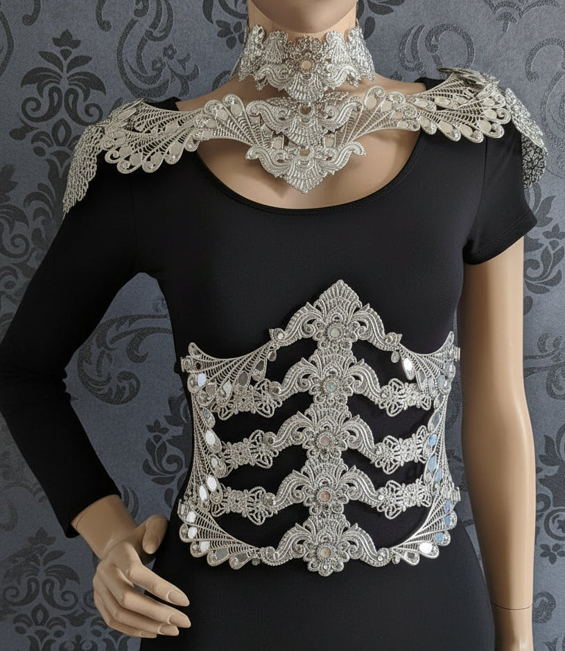 Gorget & Épaulettes Dentelle d'Argent – Armure Cou & Épaules Métal Argenté | Tokyo Stories