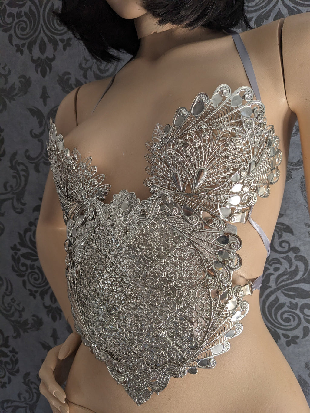 Corset Armure Valkyrie d'Argent – Bustier Métal Effet Dentelle Pièce Unique | Tokyo Stories